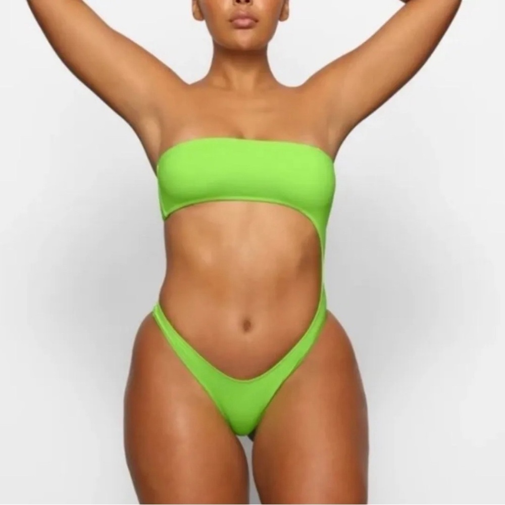 SKIMS SIGNATURE SWIM STRAPLESS MONOKINI COLOR NEON GREEN SIZE 3X